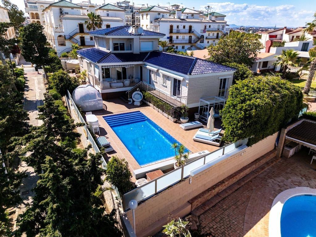 LUXURY VILLA 300 METERS FROM LA MATA BEACH. 5 BEDROOMS. 4 BATHROOMS. SURFACE AREA 438 M2. PLOT 790 M2.