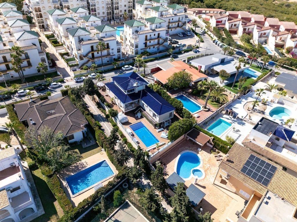 LUXURY VILLA 300 METERS FROM LA MATA BEACH. 5 BEDROOMS. 4 BATHROOMS. SURFACE AREA 438 M2. PLOT 790 M2.