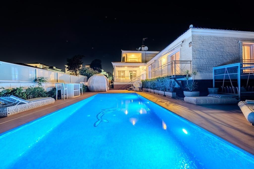 LUXURY VILLA 300 METERS FROM LA MATA BEACH. 5 BEDROOMS. 4 BATHROOMS. SURFACE AREA 438 M2. PLOT 790 M2.