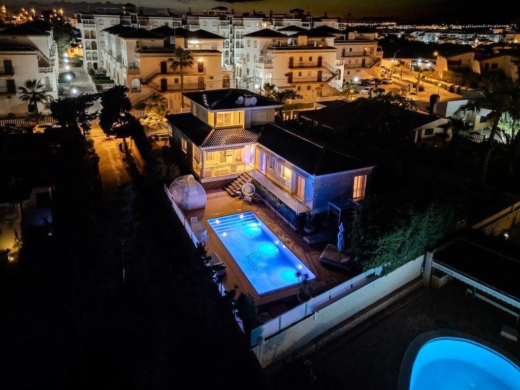 LUXURY VILLA 300 METERS FROM LA MATA BEACH. 5 BEDROOMS. 4 BATHROOMS. SURFACE AREA 438 M2. PLOT 790 M2.