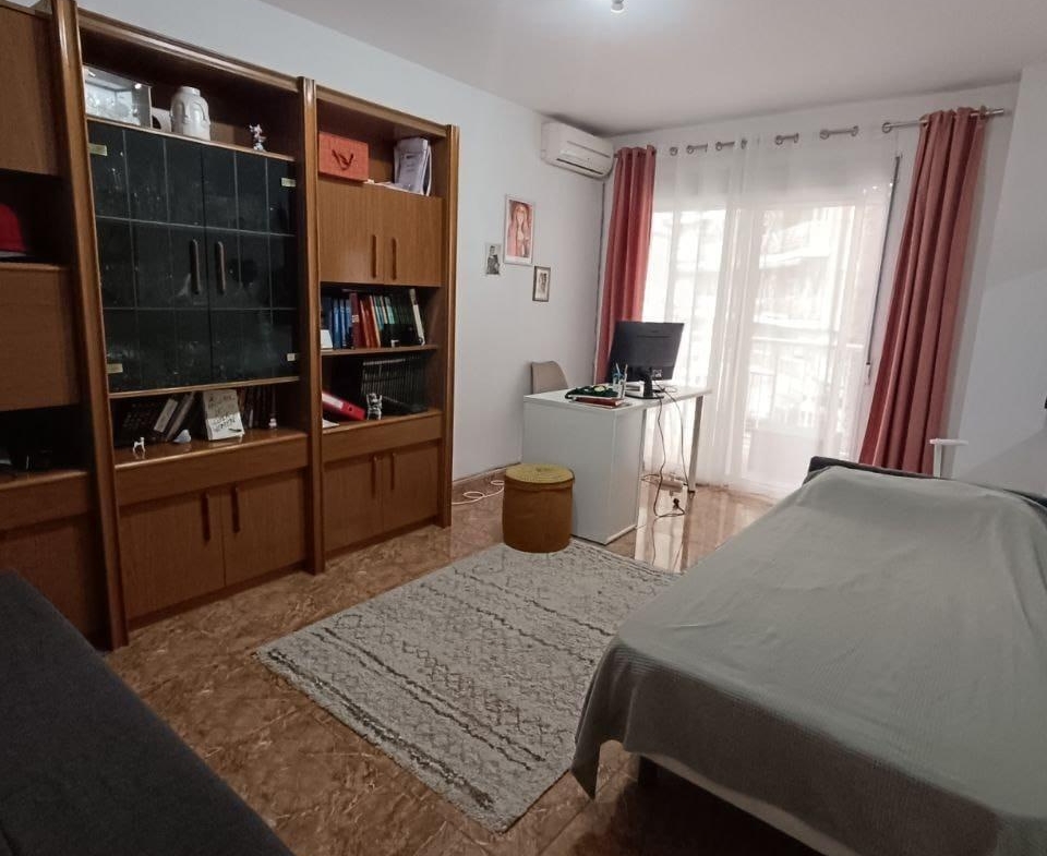 Comfort in the Heart of Gandia: Spacious Apartment with 4 Bedrooms and Proximity to the Railway Stat