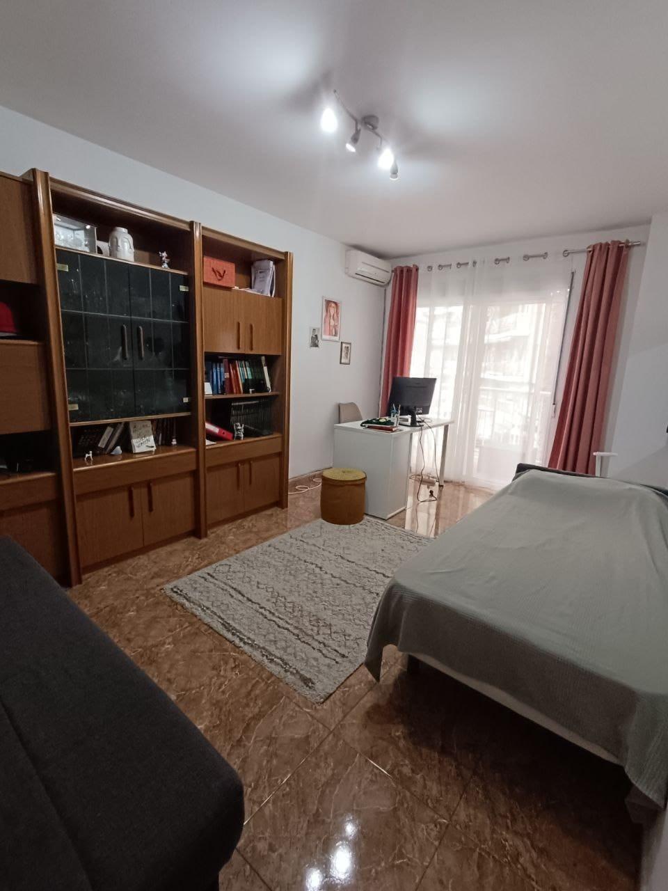 1-6-47 Comfort in the Heart of Gandia: Spacious Apartment with 4 Bedrooms and Proximity to the Railway Stat