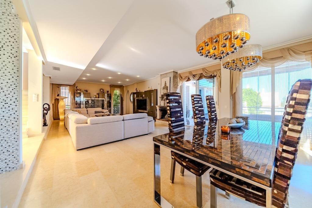 LUXURY VILLA 300 METERS FROM LA MATA BEACH. 5 BEDROOMS. 4 BATHROOMS. SURFACE AREA 438 M2. PLOT 790 M2.