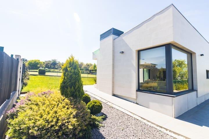 Oportunidad Única en Gijó: Chalet de Lujo con Licencia Turística Activa y Vistas Panorámicas