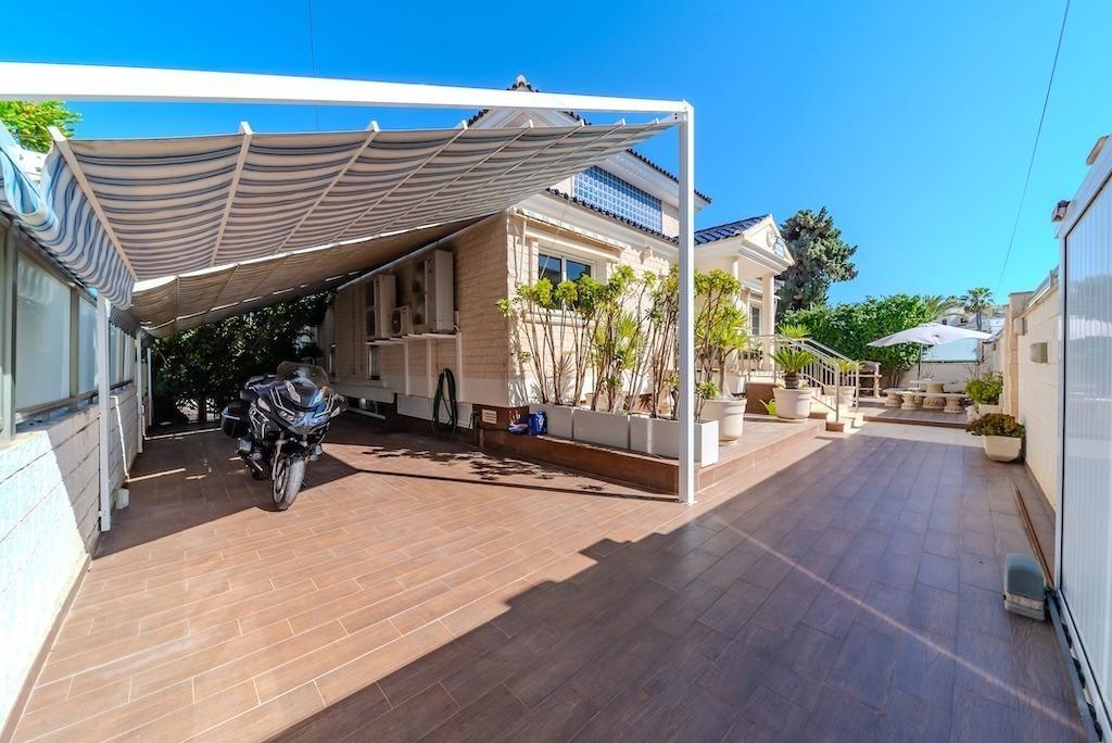 LUXURY VILLA 300 METERS FROM LA MATA BEACH. 5 BEDROOMS. 4 BATHROOMS. SURFACE AREA 438 M2. PLOT 790 M2.