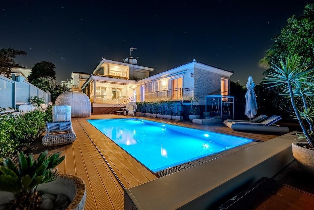LUXURY VILLA 300 METERS FROM LA MATA BEACH. 5 BEDROOMS. 4 BATHROOMS. SURFACE AREA 438 M2. PLOT 790 M2.