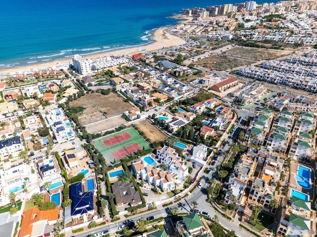 LUXURY VILLA 300 METERS FROM LA MATA BEACH. 5 BEDROOMS. 4 BATHROOMS. SURFACE AREA 438 M2. PLOT 790 M2.