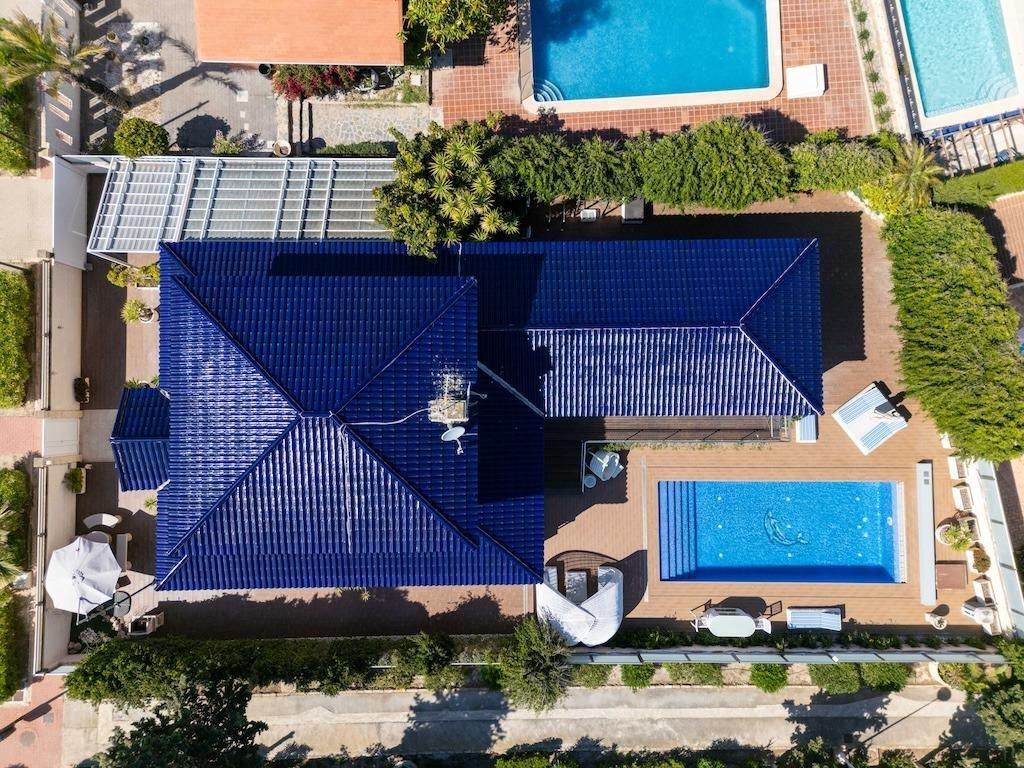 LUXURY VILLA 300 METERS FROM LA MATA BEACH. 5 BEDROOMS. 4 BATHROOMS. SURFACE AREA 438 M2. PLOT 790 M2.