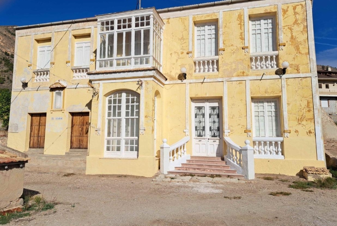 Traditional spanish rustic finca with extensive land & mountain views