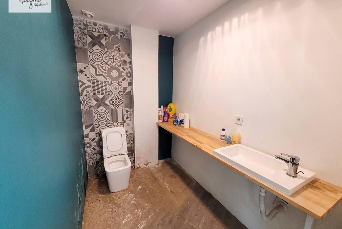An excellent investment property is offered for sale in one of Valencia’s most promising neighborhoods — Benicalap