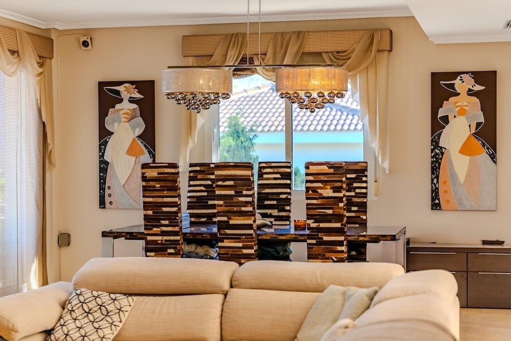 LUXURY VILLA 300 METERS FROM LA MATA BEACH. 5 BEDROOMS. 4 BATHROOMS. SURFACE AREA 438 M2. PLOT 790 M2.