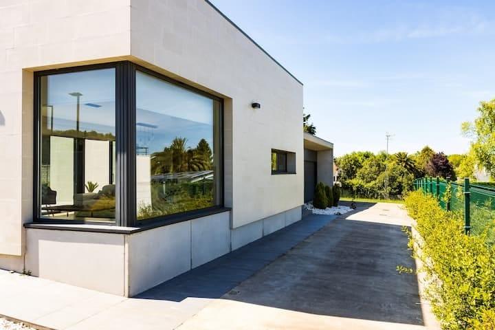 Oportunidad Única en Gijó: Chalet de Lujo con Licencia Turística Activa y Vistas Panorámicas