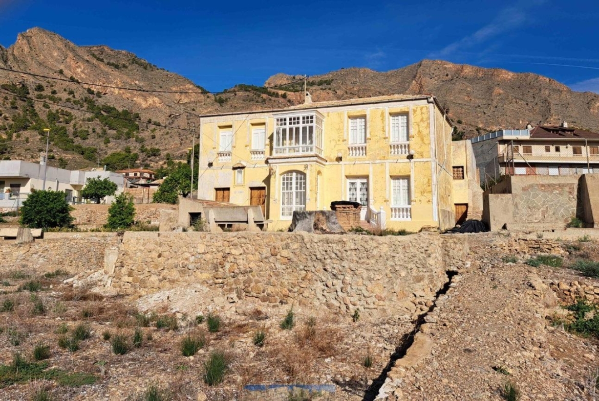 Traditional spanish rustic finca with extensive land & mountain views