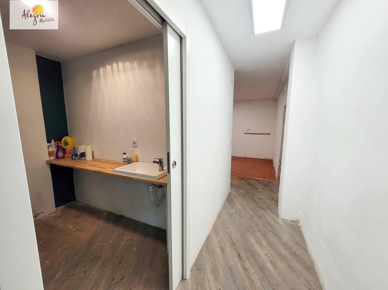 1-8-120 An excellent investment property is offered for sale in one of Valencia’s most promising neighborhoods — Benicalap