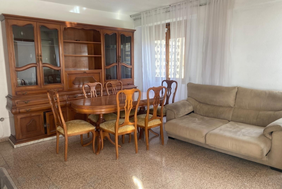 Oportunidad!Un piso totalmente exterior con vistas al mar en urbanización cerrada