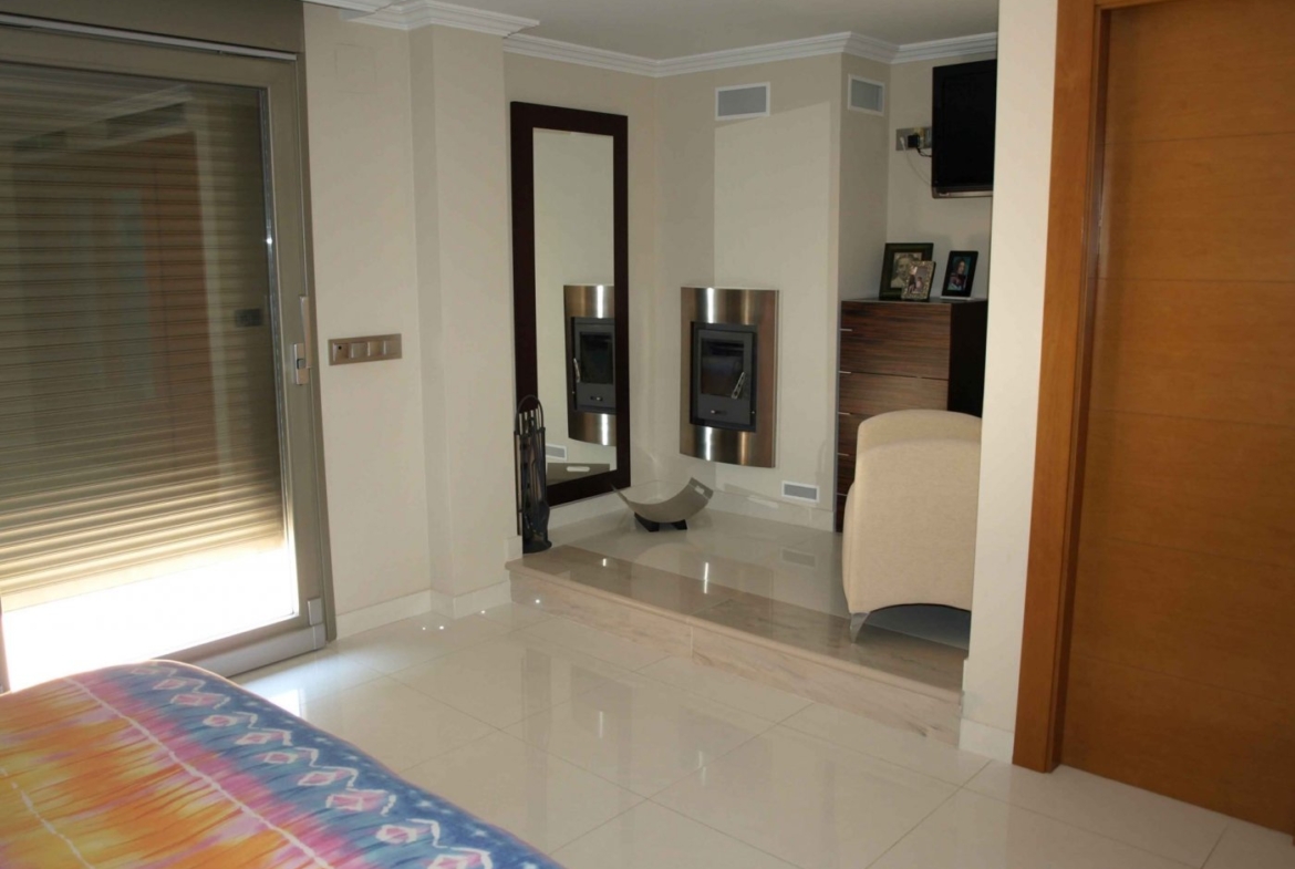 FINCA WITH LUXURY VILLA AND TWO TOWNHOUSES