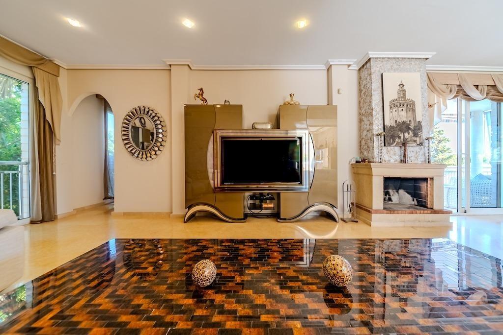 LUXURY VILLA 300 METERS FROM LA MATA BEACH. 5 BEDROOMS. 4 BATHROOMS. SURFACE AREA 438 M2. PLOT 790 M2.