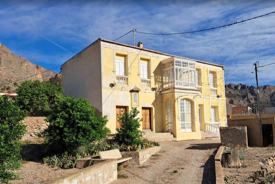 Traditional spanish rustic finca with extensive land & mountain views