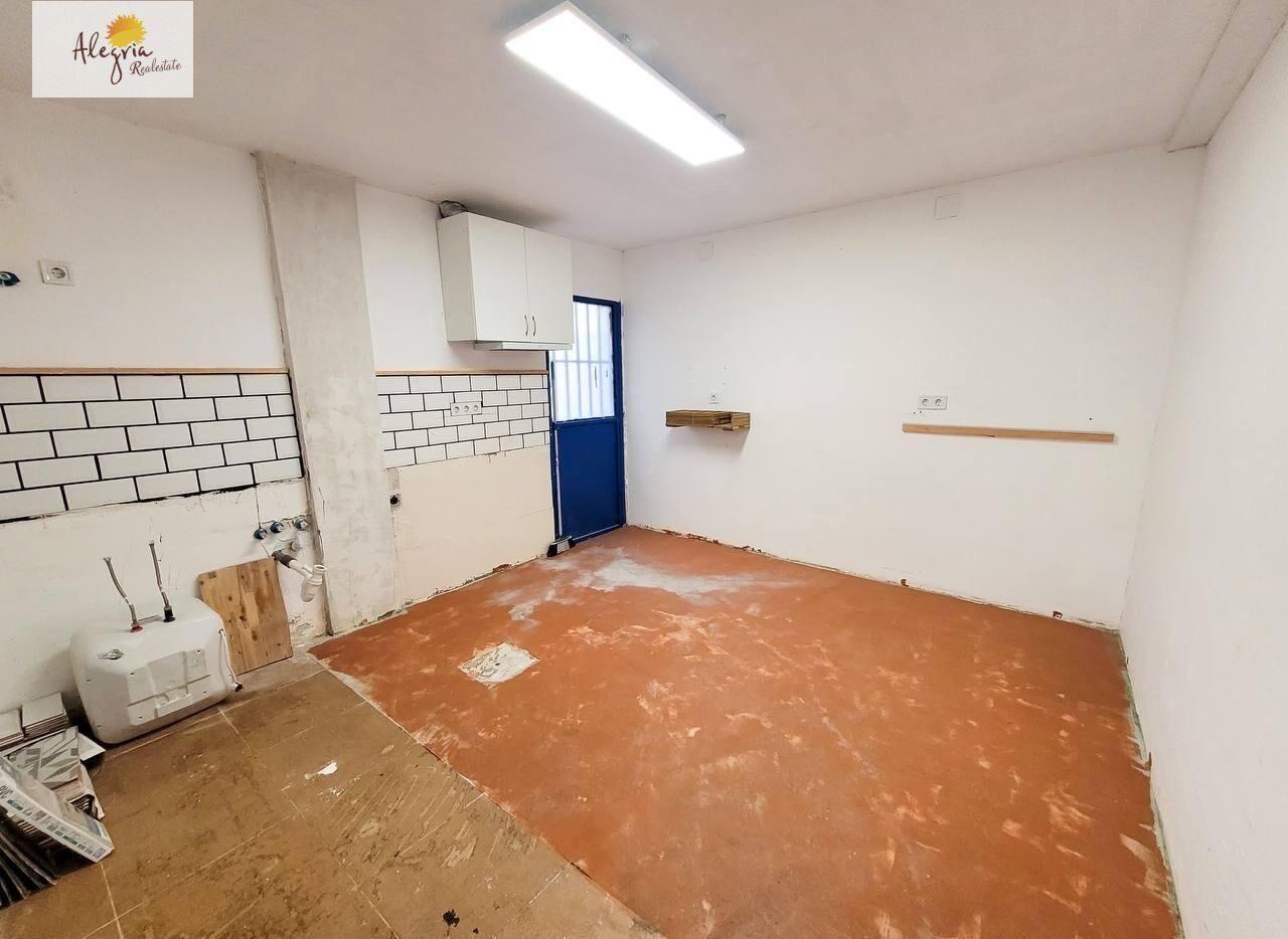 1-9-114 An excellent investment property is offered for sale in one of Valencia’s most promising neighborhoods — Benicalap