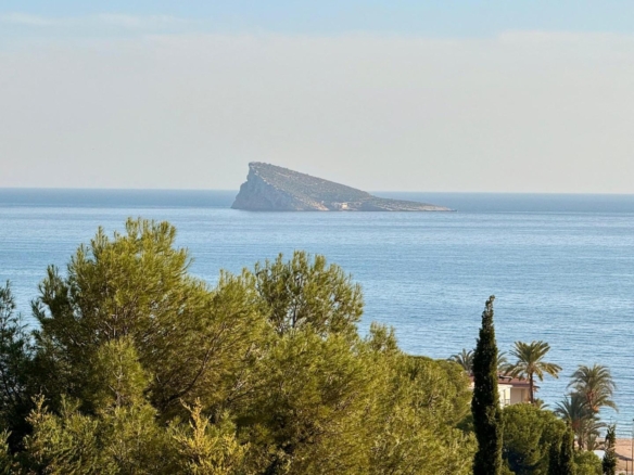 Luxury Apartment in the Iconic Coblanca 40 Building with Sea Views