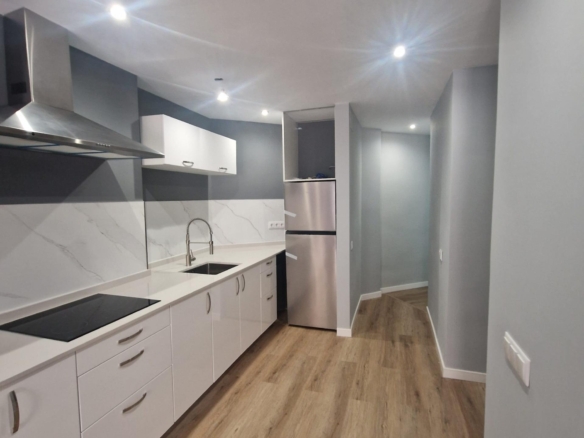 GRAN APARTAMENTO COMPLETAMENTE REFORMADO EN TORREVIEJA, 2 HAB, 2  BAÑOS