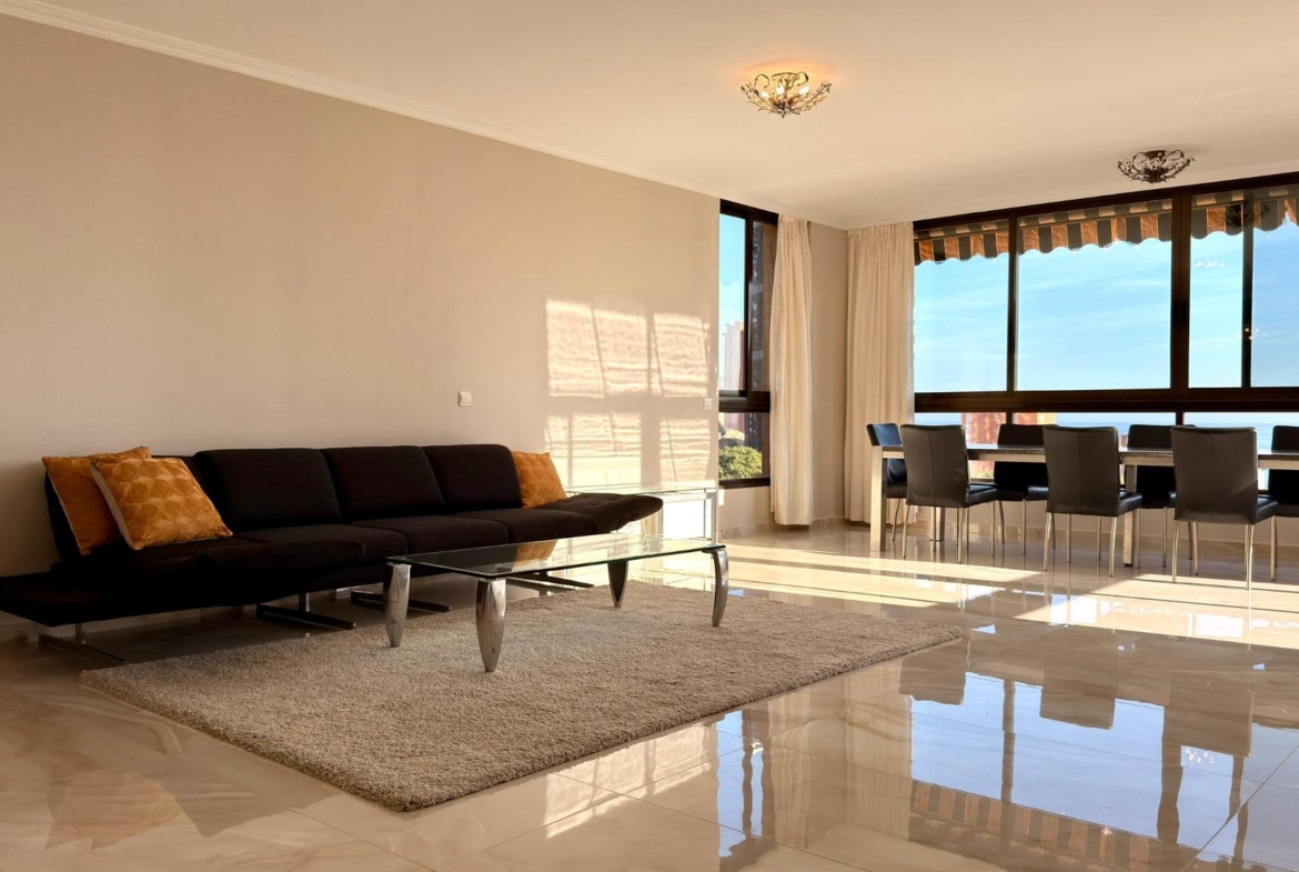Luxe appartement in het Iconische Coblanca 40 gebouw met uitzicht op zee