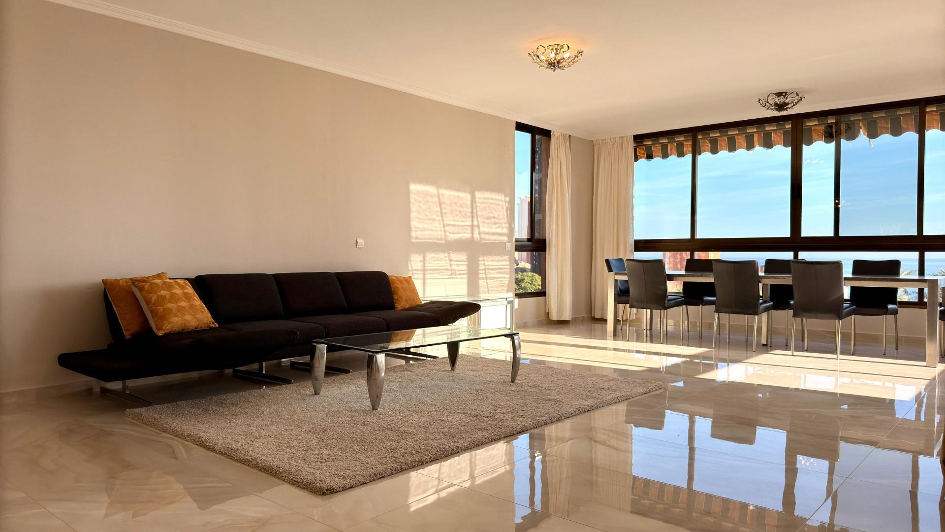 Luxe appartement in het Iconische Coblanca 40 gebouw met uitzicht op zee