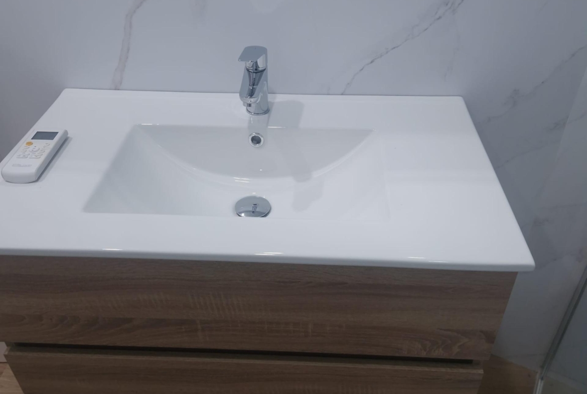 GRAN APARTAMENTO COMPLETAMENTE REFORMADO EN TORREVIEJA, 2 HAB, 2  BAÑOS