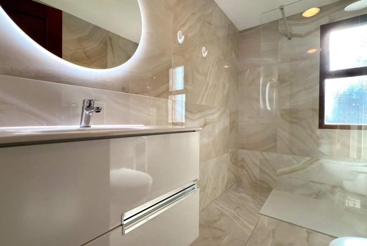 Luxe appartement in het Iconische Coblanca 40 gebouw met uitzicht op zee