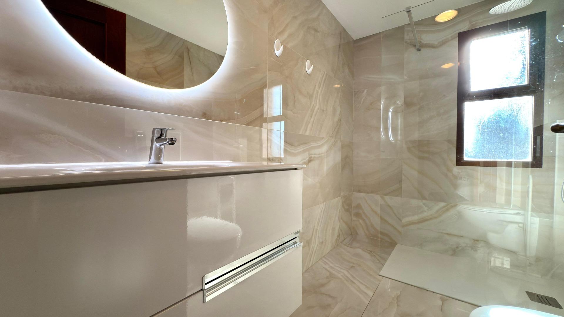 Luxe appartement in het Iconische Coblanca 40 gebouw met uitzicht op zee