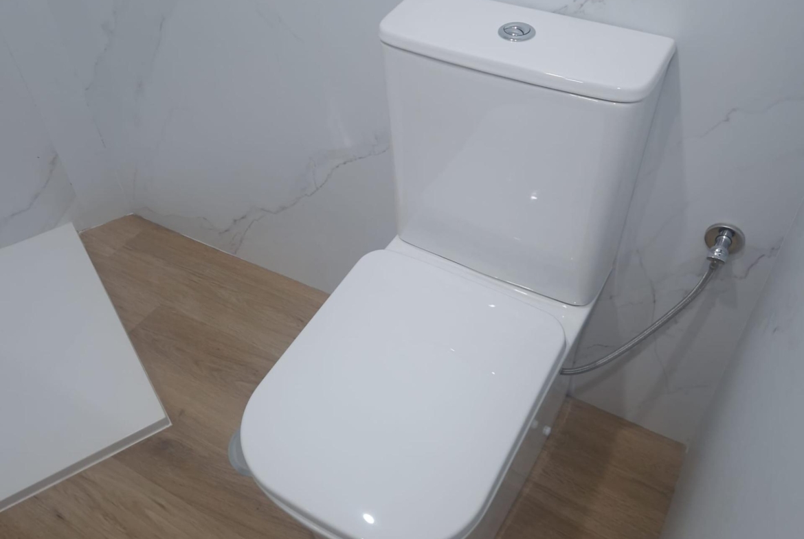 GRAN APARTAMENTO COMPLETAMENTE REFORMADO EN TORREVIEJA, 2 HAB, 2  BAÑOS