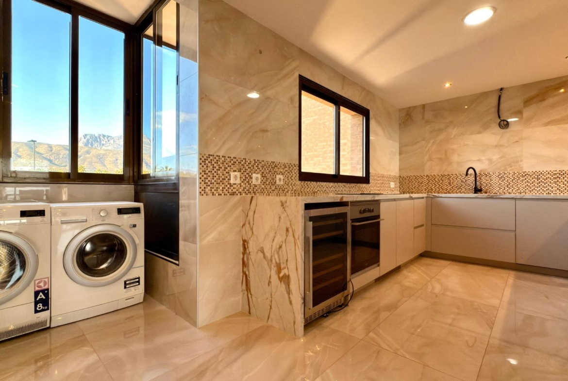 Luxe appartement in het Iconische Coblanca 40 gebouw met uitzicht op zee