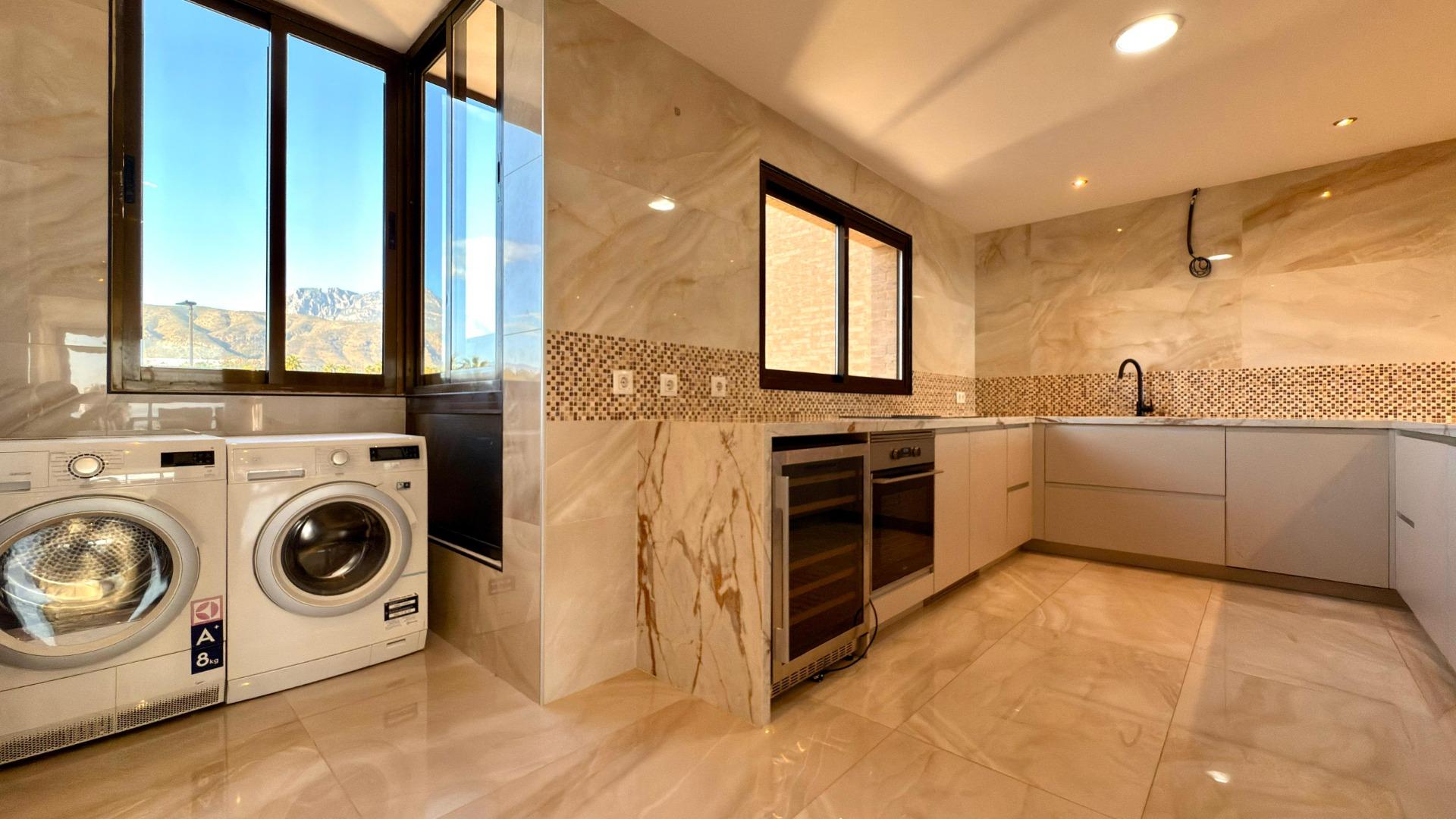 Luxe appartement in het Iconische Coblanca 40 gebouw met uitzicht op zee