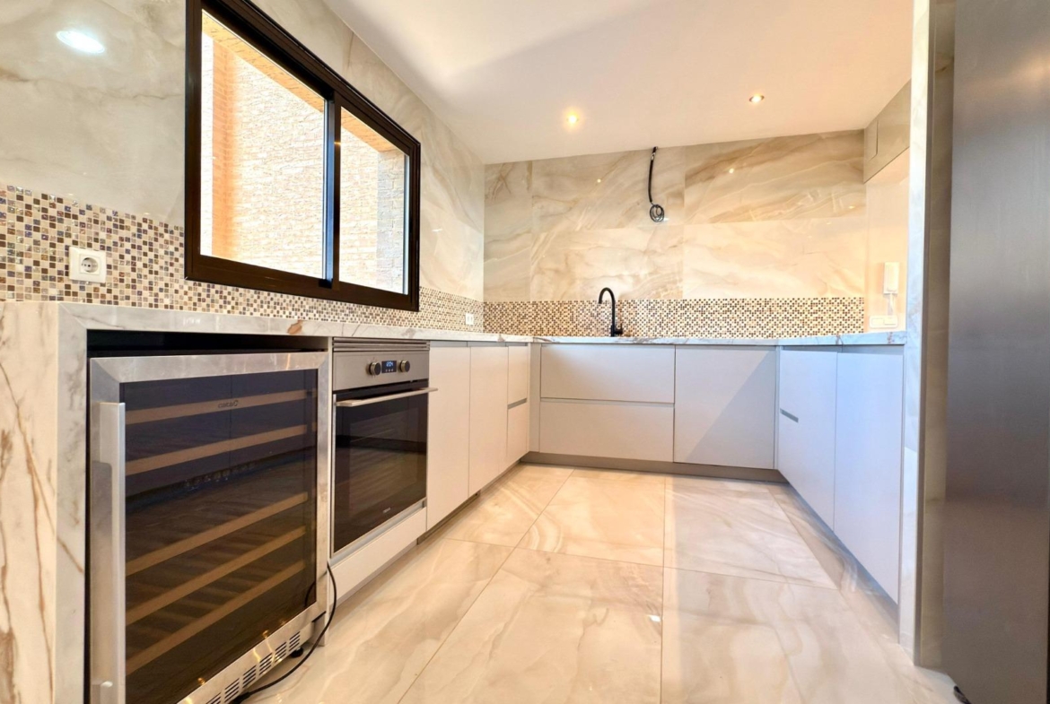 Luxe appartement in het Iconische Coblanca 40 gebouw met uitzicht op zee