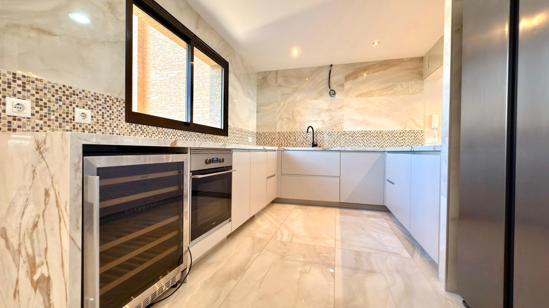 Luxe appartement in het Iconische Coblanca 40 gebouw met uitzicht op zee