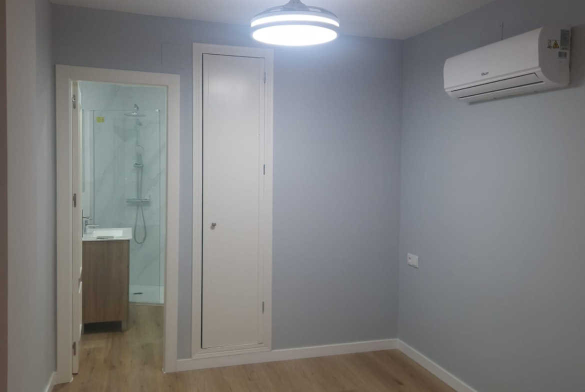 GRAN APARTAMENTO COMPLETAMENTE REFORMADO EN TORREVIEJA, 2 HAB, 2  BAÑOS