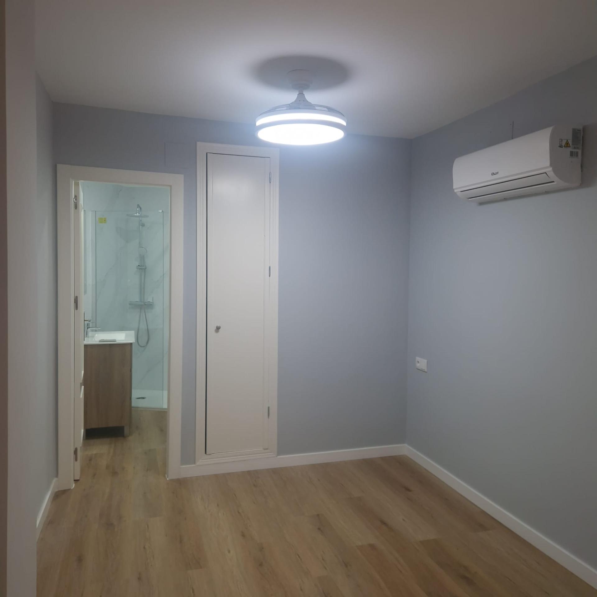 GRAN APARTAMENTO COMPLETAMENTE REFORMADO EN TORREVIEJA, 2 HAB, 2  BAÑOS