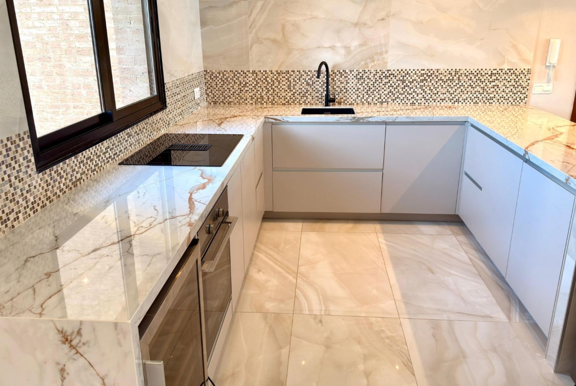 Luxe appartement in het Iconische Coblanca 40 gebouw met uitzicht op zee