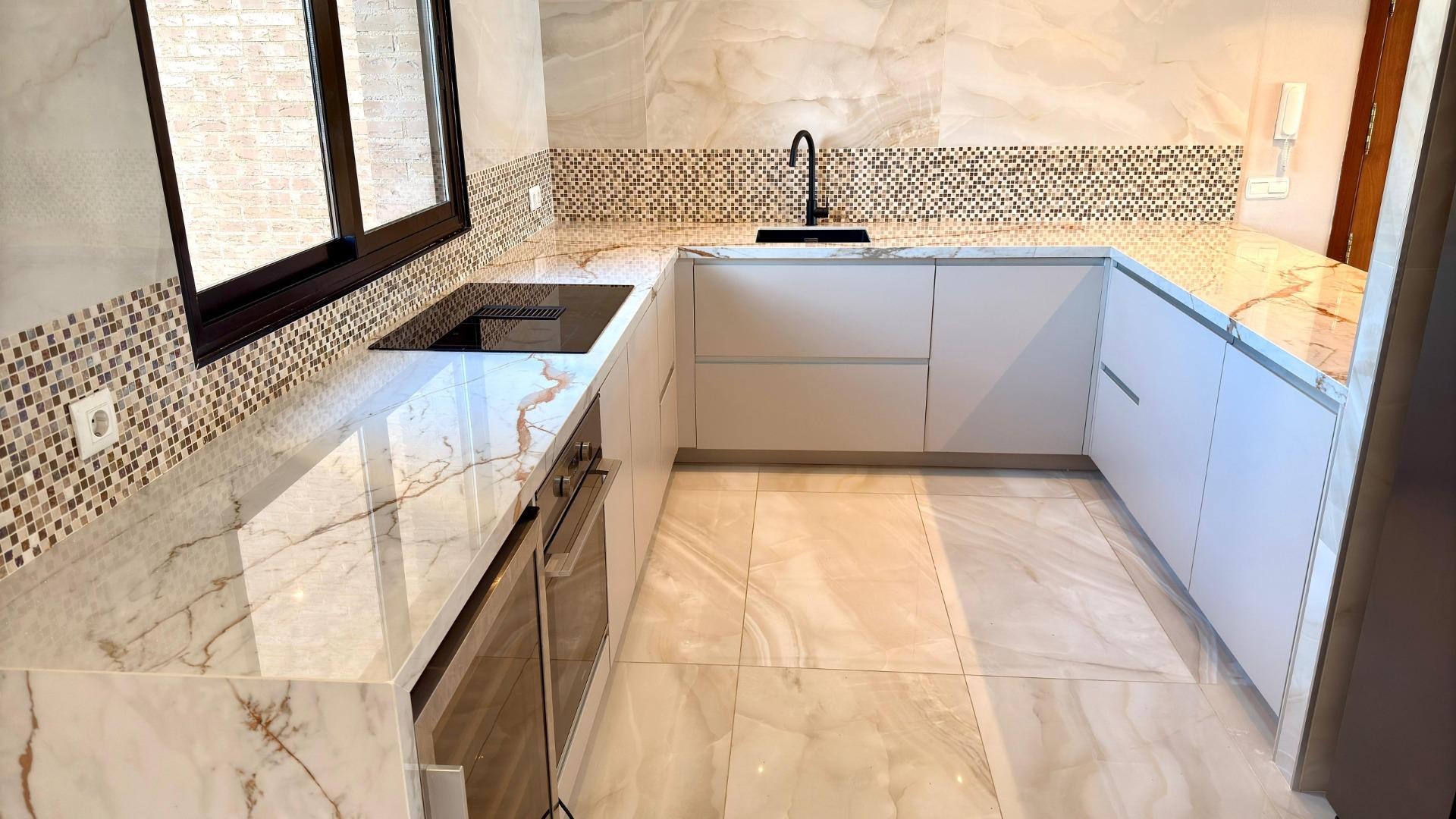 Luxe appartement in het Iconische Coblanca 40 gebouw met uitzicht op zee