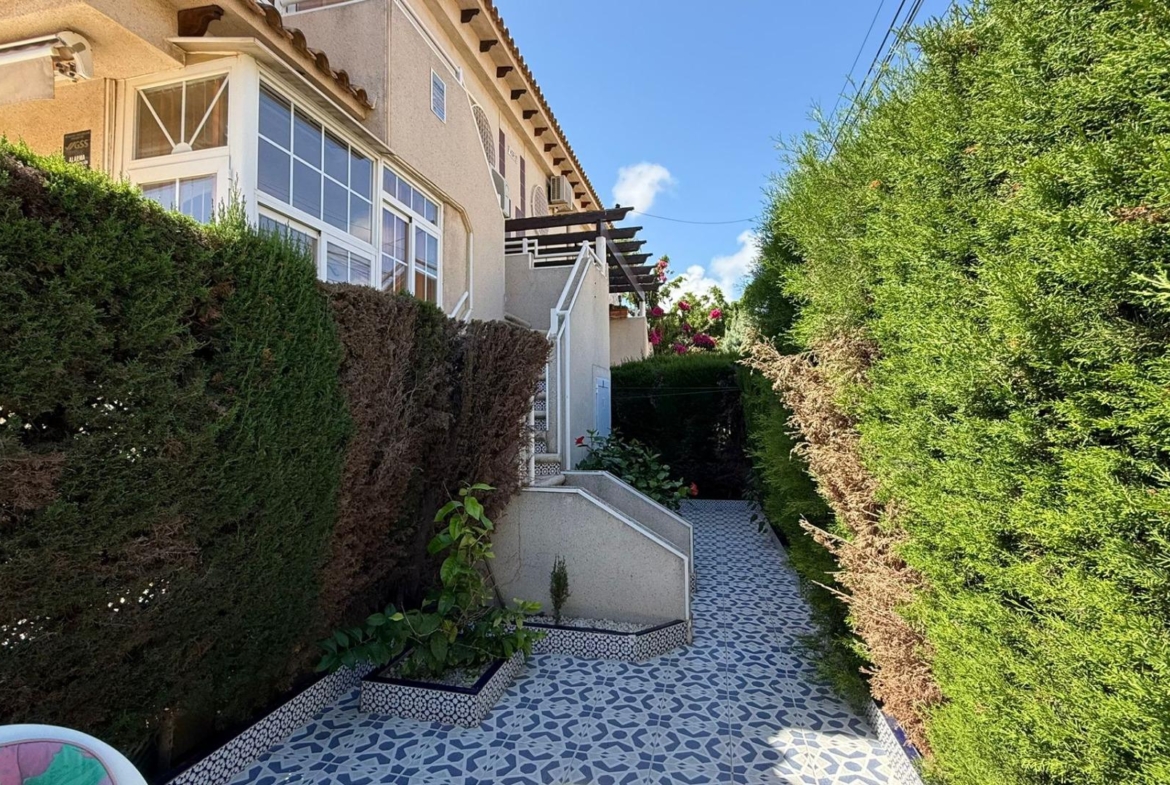 Exclusieve bungalow op de bovenste verdieping met toeristenvergunning, 2 slaapkamers, 1 badkamer, zwembad en kelder.