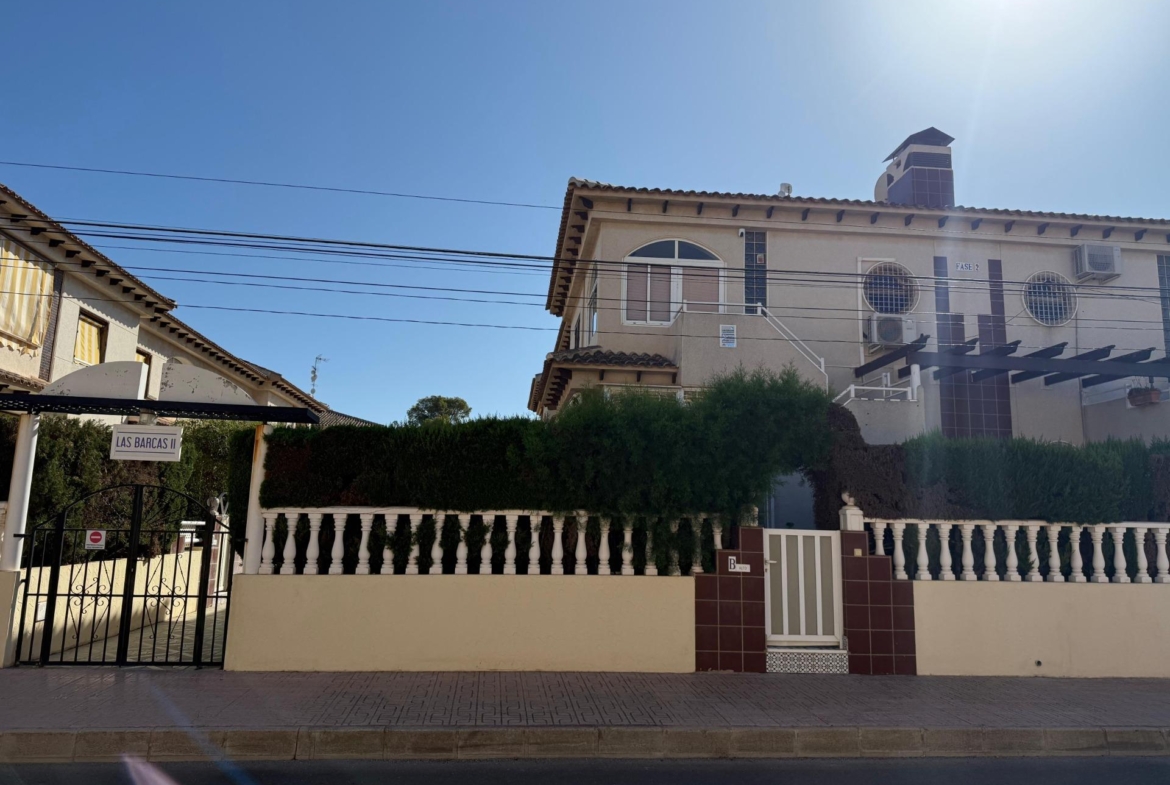 Exclusieve bungalow op de bovenste verdieping met toeristenvergunning, 2 slaapkamers, 1 badkamer, zwembad en kelder.