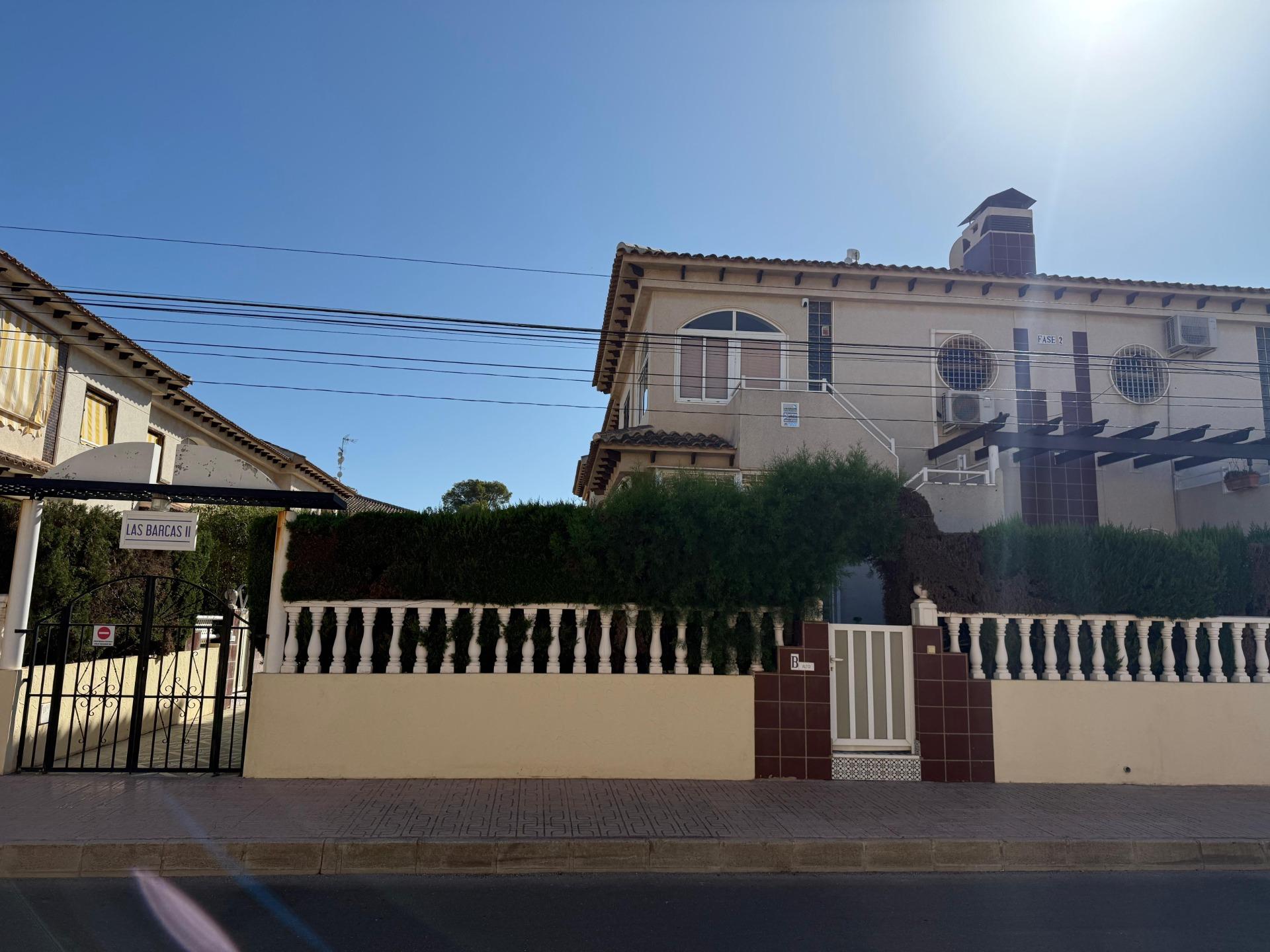 Exclusieve bungalow op de bovenste verdieping met toeristenvergunning, 2 slaapkamers, 1 badkamer, zwembad en kelder.