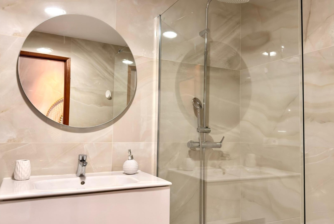 Luxe appartement in het Iconische Coblanca 40 gebouw met uitzicht op zee