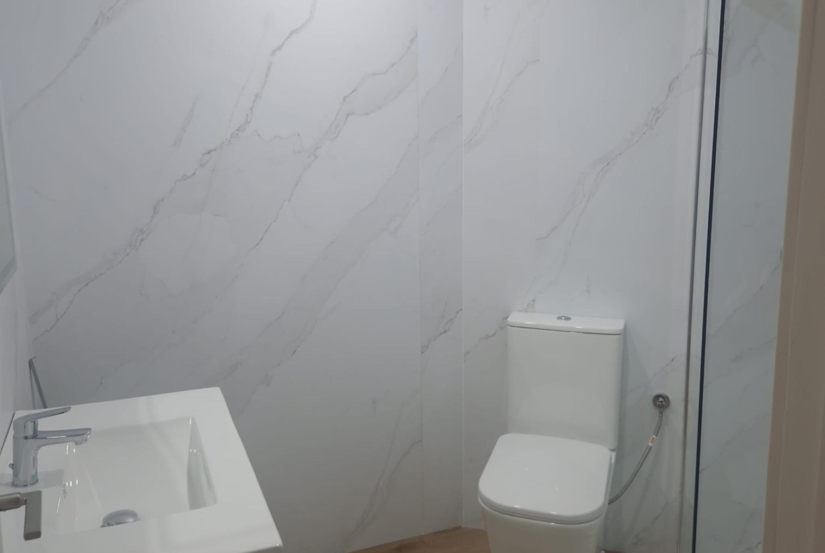 GRAN APARTAMENTO COMPLETAMENTE REFORMADO EN TORREVIEJA, 2 HAB, 2  BAÑOS