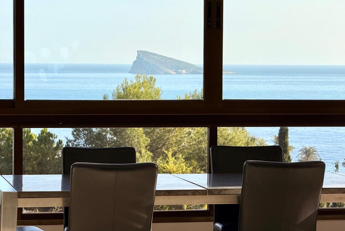 Luxe appartement in het Iconische Coblanca 40 gebouw met uitzicht op zee