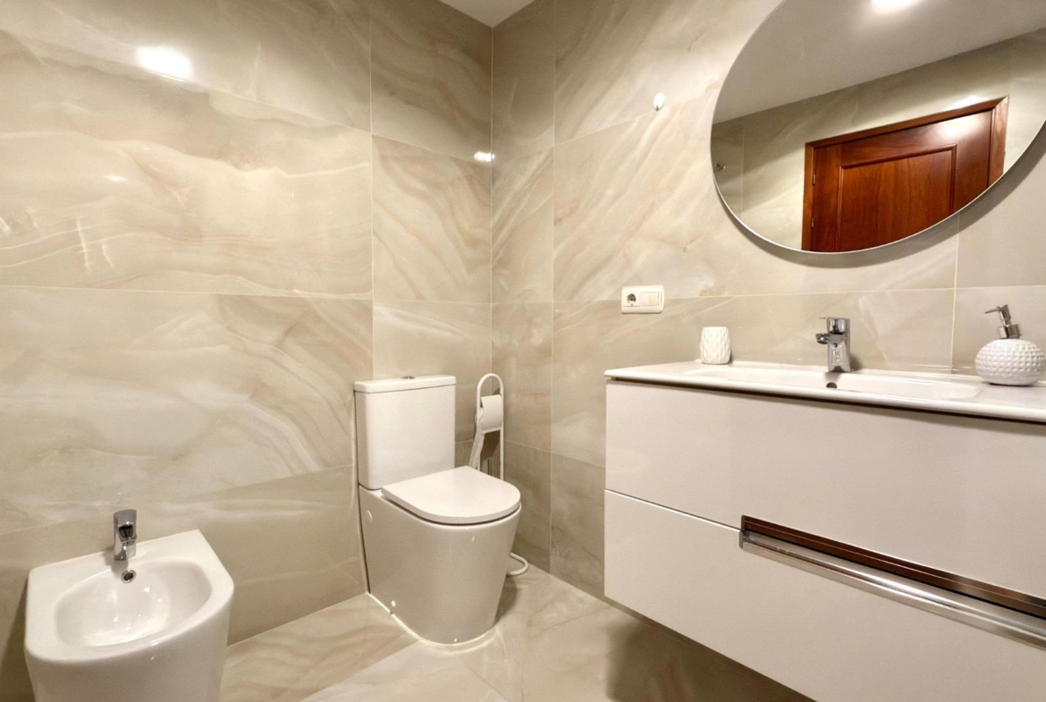 Luxe appartement in het Iconische Coblanca 40 gebouw met uitzicht op zee