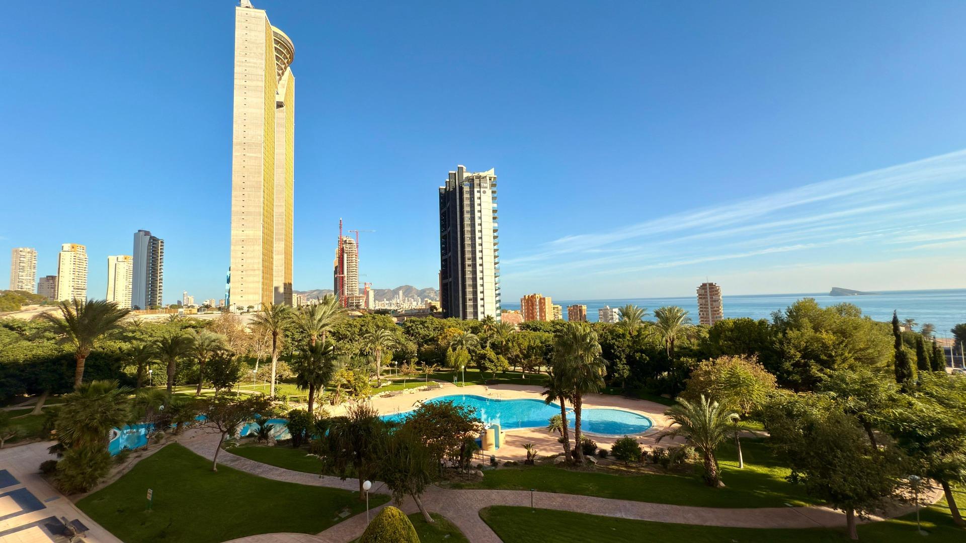 Luxe appartement in het Iconische Coblanca 40 gebouw met uitzicht op zee