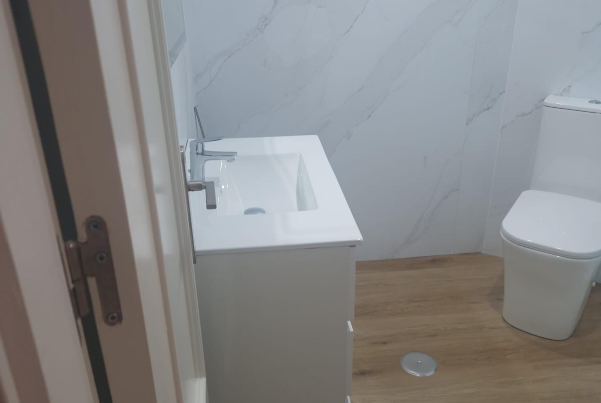 GRAN APARTAMENTO COMPLETAMENTE REFORMADO EN TORREVIEJA, 2 HAB, 2  BAÑOS