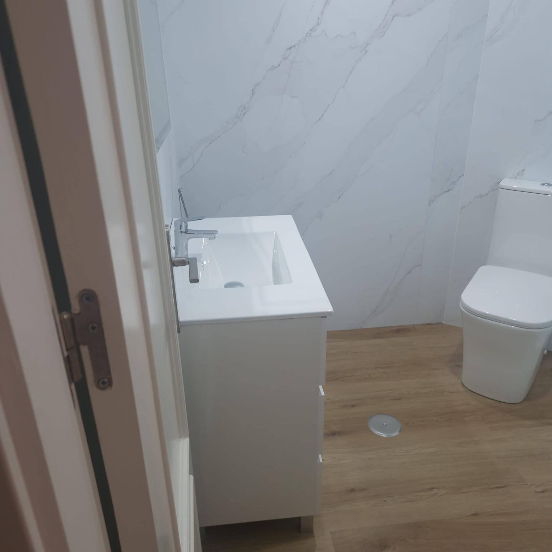 GRAN APARTAMENTO COMPLETAMENTE REFORMADO EN TORREVIEJA, 2 HAB, 2  BAÑOS