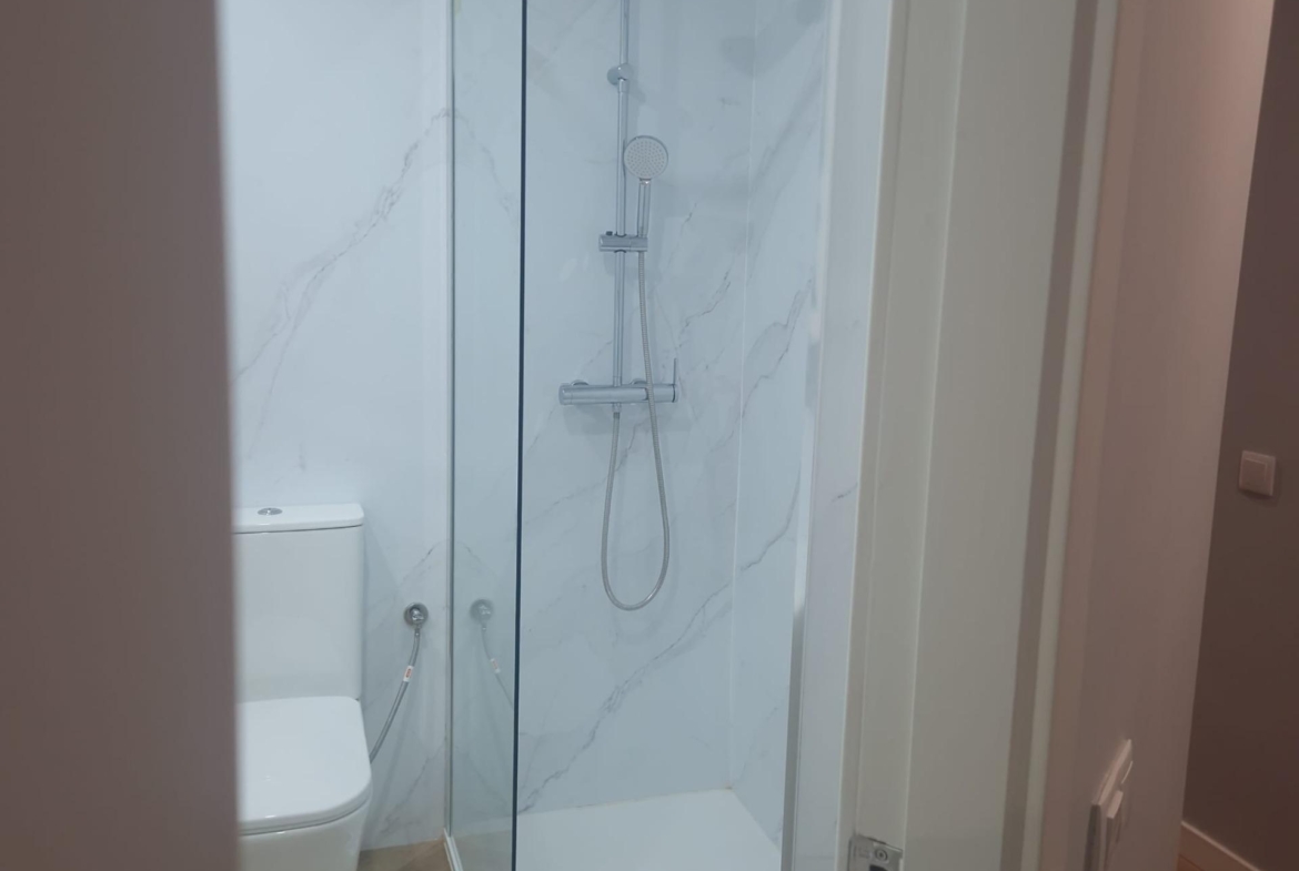 GRAN APARTAMENTO COMPLETAMENTE REFORMADO EN TORREVIEJA, 2 HAB, 2  BAÑOS